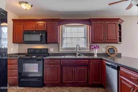 Kitchen - 504 Red Leaf Dr, Carrollton, KY 41008 photo 3 of 6