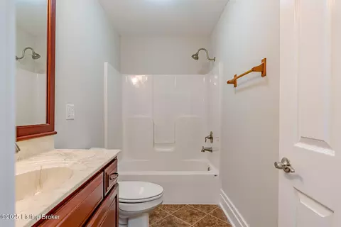 Bath - 504 Red Leaf Dr, Carrollton, KY 41008 photo 2 of 7