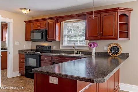 Kitchen - 504 Red Leaf Dr, Carrollton, KY 41008 photo 2 of 6