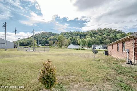Exterior - 504 Red Leaf Dr, Carrollton, KY 41008 photo 6 of 10