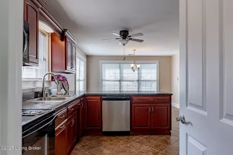 Kitchen - 504 Red Leaf Dr, Carrollton, KY 41008 photo 4 of 6