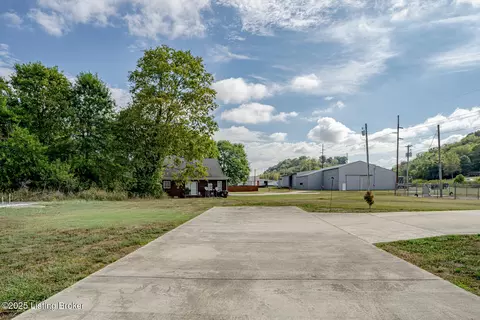 Exterior - 504 Red Leaf Dr, Carrollton, KY 41008 photo 3 of 10