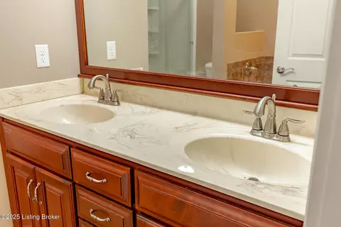 Bath - 504 Red Leaf Dr, Carrollton, KY 41008 photo 4 of 7