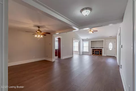 Living - 504 Red Leaf Dr, Carrollton, KY 41008 photo 2 of 9