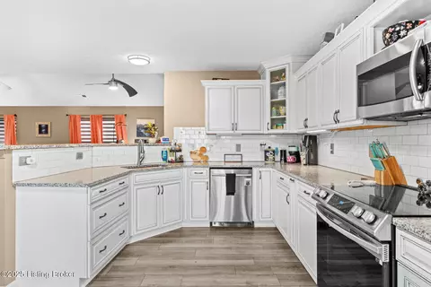 9421 Bayberry Green Ln, Louisville, KY 40291
