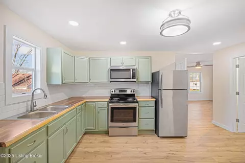 27 Phillips Ln, Taylorsville, KY 40071