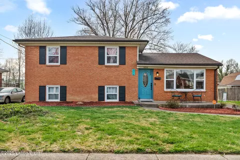 8214 Gloxinia Dr, Louisville, KY 40258