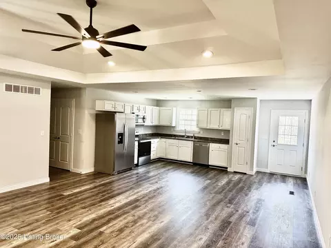 1900 Whitfield Ln, Taylorsville, KY 40071
