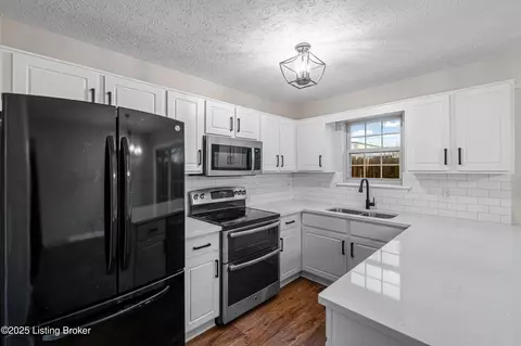 8370 Grand Trevi Dr, Louisville, KY 40228