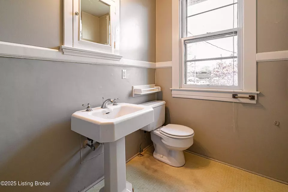 Bath - 2105 Woodbourne Ave, Louisville, KY 40205 photo 4 of 5