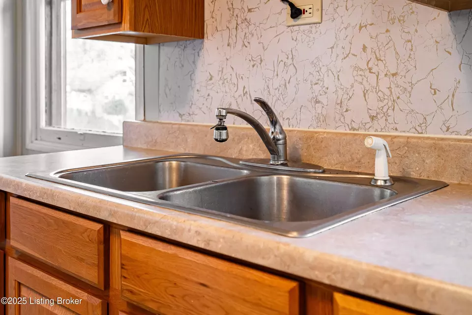 Kitchen - 2105 Woodbourne Ave, Louisville, KY 40205 photo 4 of 5