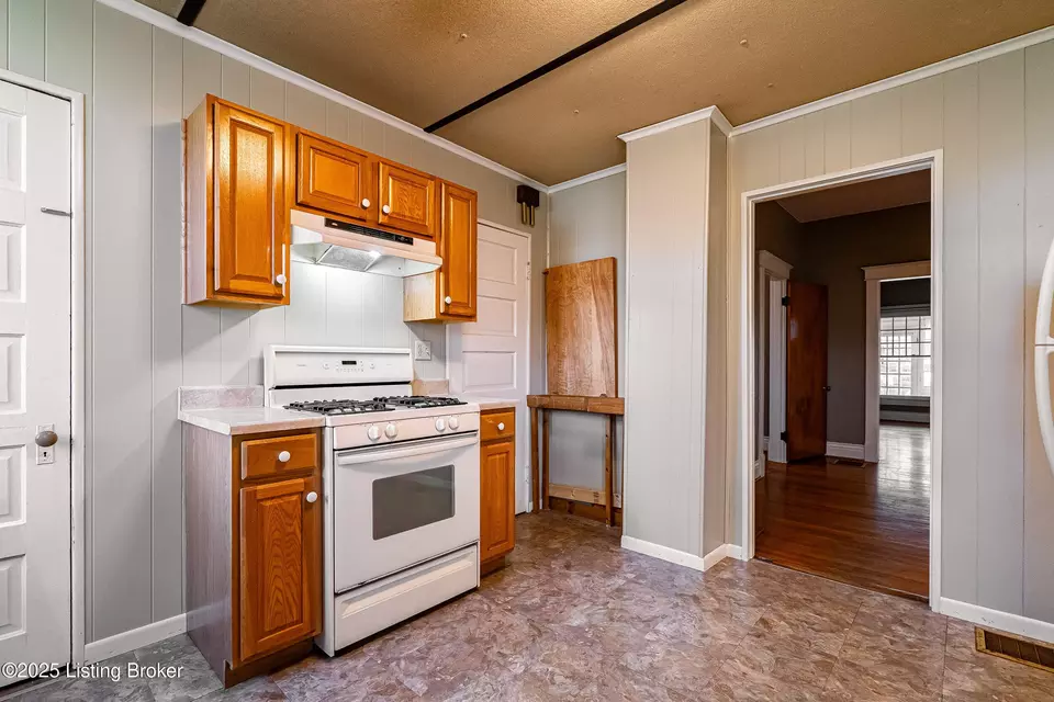 Entry Way - 2105 Woodbourne Ave, Louisville, KY 40205 photo 3 of 3