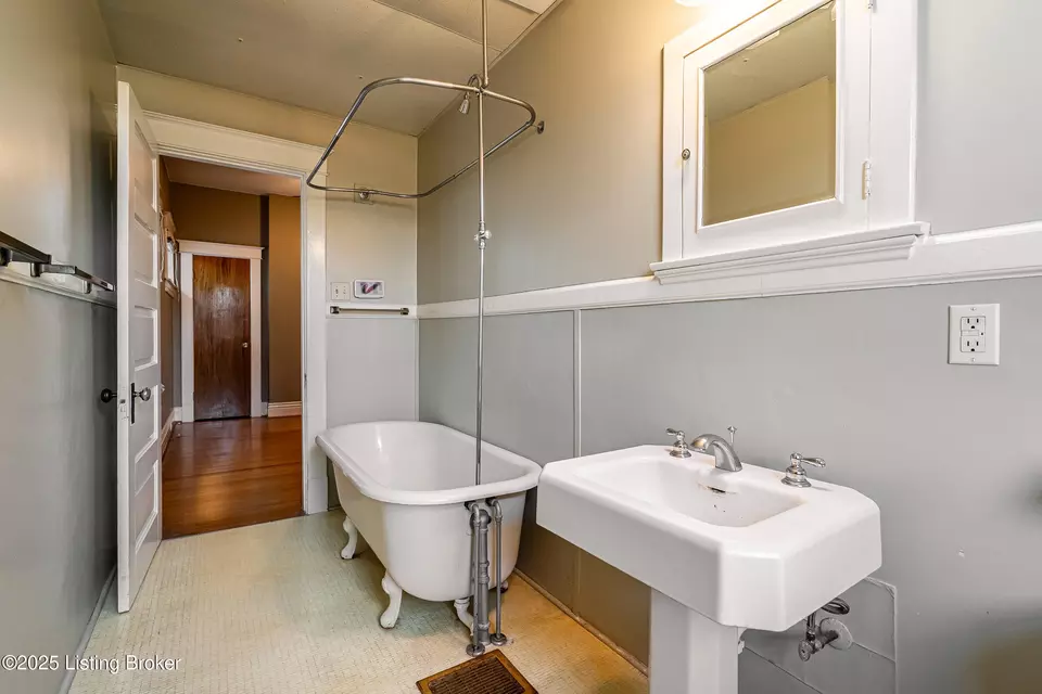Bath - 2105 Woodbourne Ave, Louisville, KY 40205 photo 5 of 5