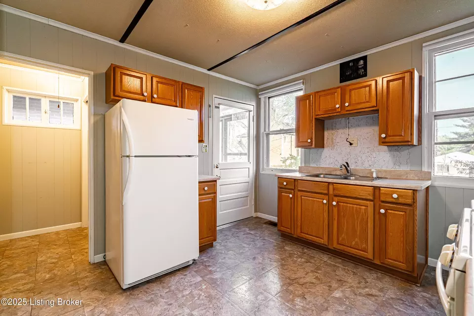 Kitchen - 2105 Woodbourne Ave, Louisville, KY 40205 photo 2 of 5