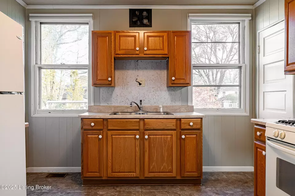 Kitchen - 2105 Woodbourne Ave, Louisville, KY 40205 photo 3 of 5