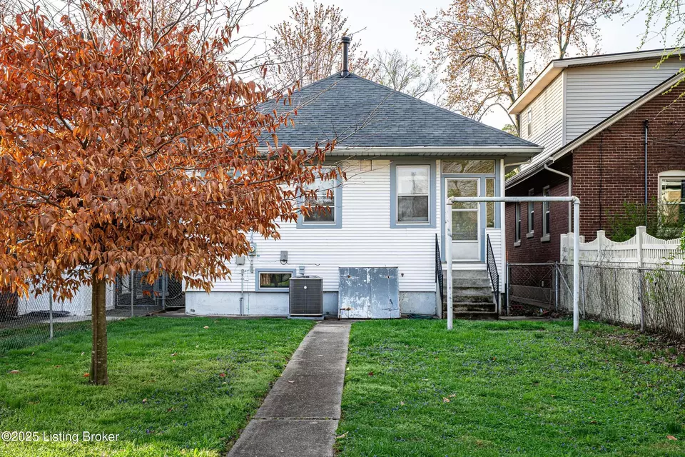 Exterior - 2105 Woodbourne Ave, Louisville, KY 40205 photo 11 of 16