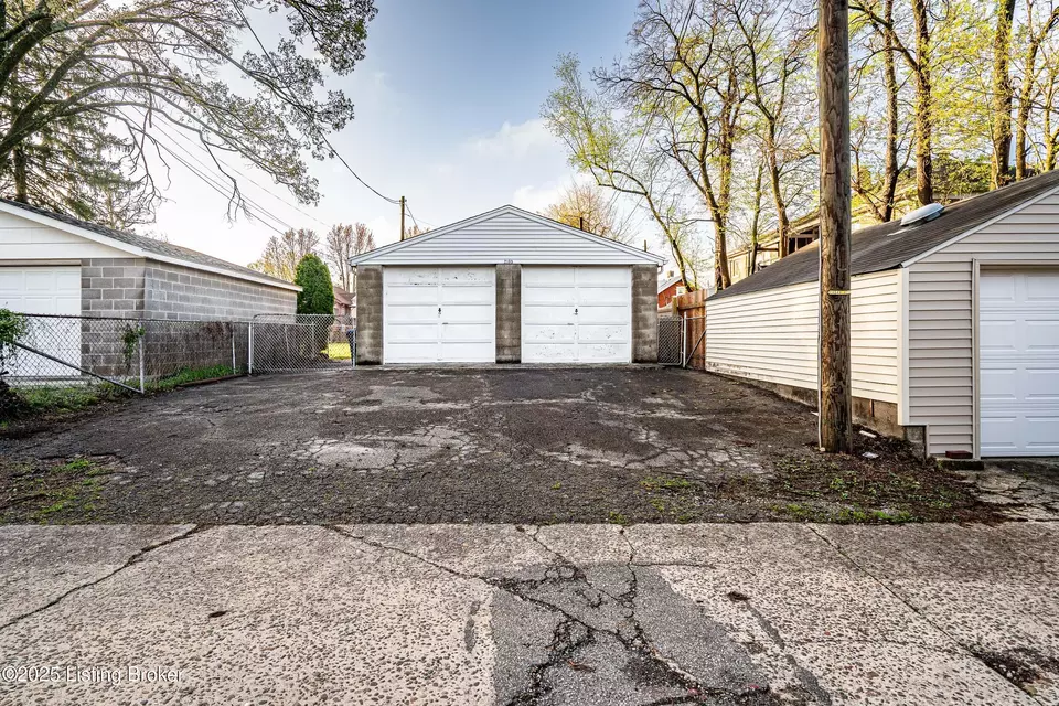 Exterior - 2105 Woodbourne Ave, Louisville, KY 40205 photo 16 of 16