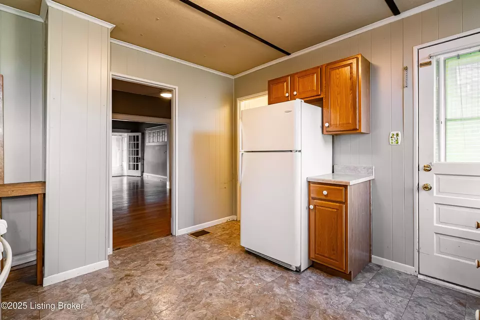 Entry Way - 2105 Woodbourne Ave, Louisville, KY 40205 photo 2 of 3