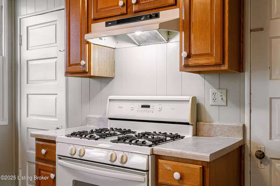 Kitchen - 2105 Woodbourne Ave, Louisville, KY 40205 photo 5 of 5