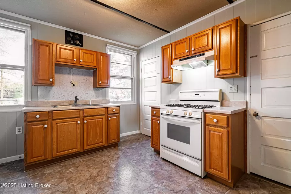 Kitchen - 2105 Woodbourne Ave, Louisville, KY 40205 photo 1 of 5