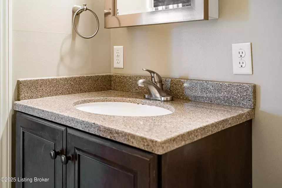 Bath - 2105 Woodbourne Ave, Louisville, KY 40205 photo 2 of 5