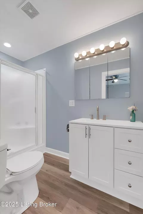 Bath - 10837 Bloomfield Rd, Springfield, KY 40069 photo 3 of 4