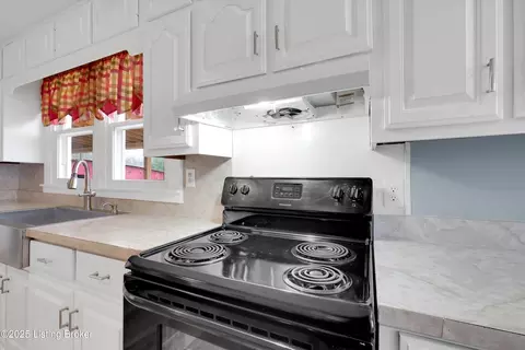 Kitchen - 10837 Bloomfield Rd, Springfield, KY 40069 photo 2 of 3