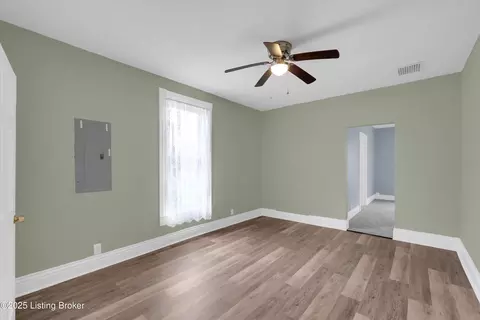 Living - 10837 Bloomfield Rd, Springfield, KY 40069 photo 7 of 10