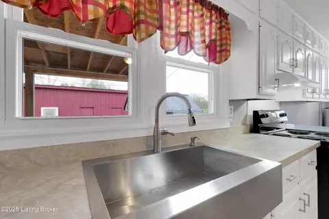 Kitchen - 10837 Bloomfield Rd, Springfield, KY 40069 photo 3 of 3