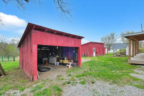 Exterior - 10837 Bloomfield Rd, Springfield, KY 40069 photo 6 of 11