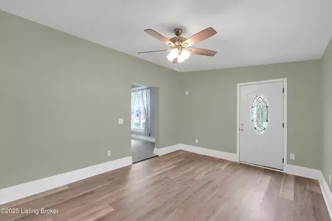Living - 10837 Bloomfield Rd, Springfield, KY 40069 photo 4 of 10