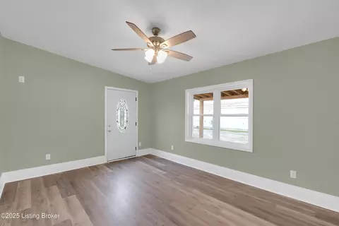 Living - 10837 Bloomfield Rd, Springfield, KY 40069 photo 2 of 10