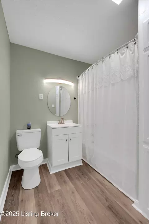 Bath - 10837 Bloomfield Rd, Springfield, KY 40069 photo 2 of 4