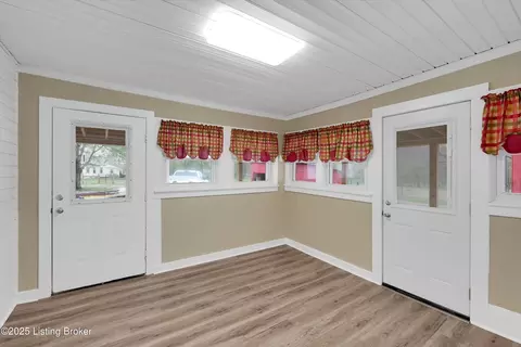 Entry Way - 10837 Bloomfield Rd, Springfield, KY 40069 photo 2 of 6
