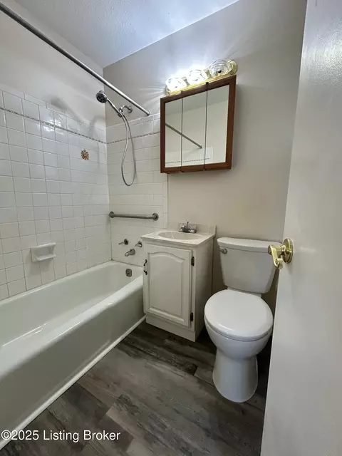 Bath - 441 Eastern Drive Dr, Radcliff, KY 40160 photo 1 of 3