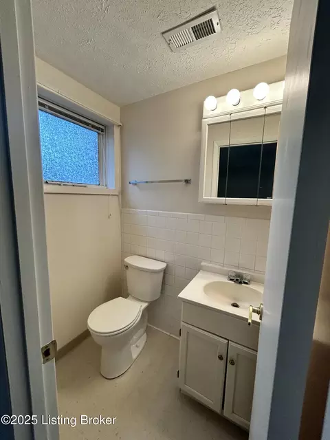 Bath - 441 Eastern Drive Dr, Radcliff, KY 40160 photo 3 of 3