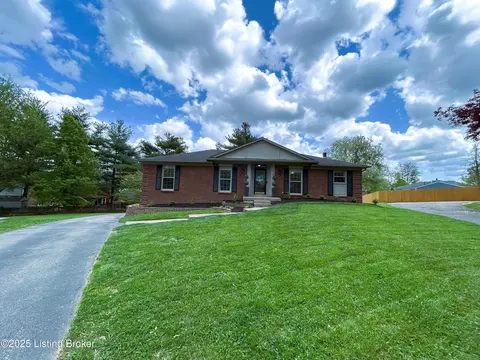 9008 Sandwich Pl, Louisville, KY 40242