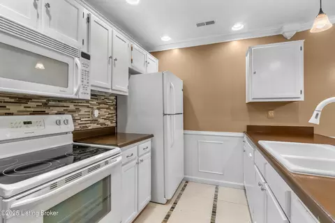Kitchen - 136 Beechtree Ln, Mount Washington, KY 40047 photo 1 of 1