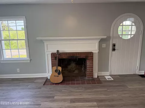 Living - 153 Chaplin Rd, Bloomfield, KY 40008 photo 6 of 7