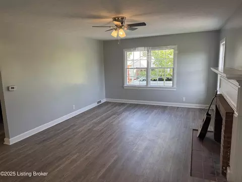Living - 153 Chaplin Rd, Bloomfield, KY 40008 photo 2 of 7