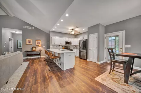 8107 Hidden Brook Ct, Louisville, KY 40218