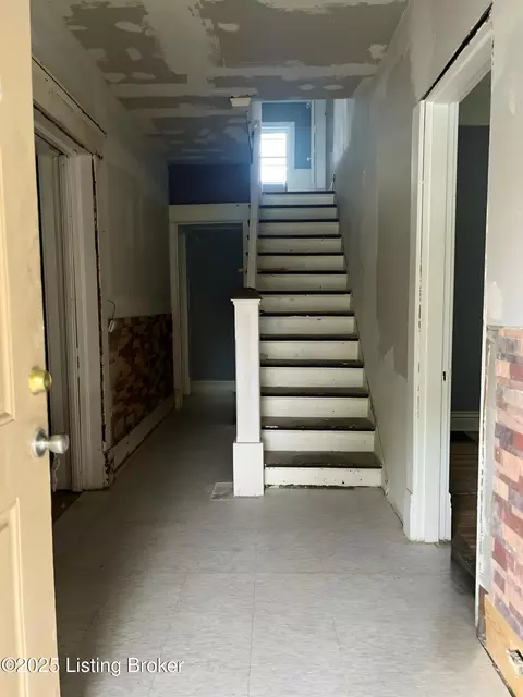 2010 St Xavier St, Louisville, KY 40203