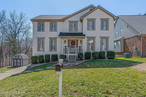 912 Starlite Ct, Louisville, KY 40207