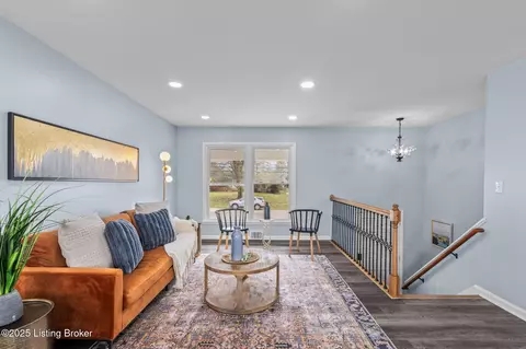 7007 Green Manor Dr, Louisville, KY 40228