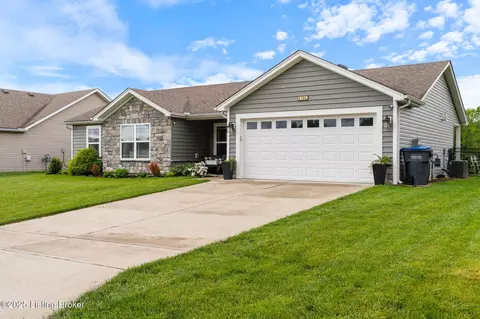 6106 Larkgrove Dr, Louisville, KY 40229