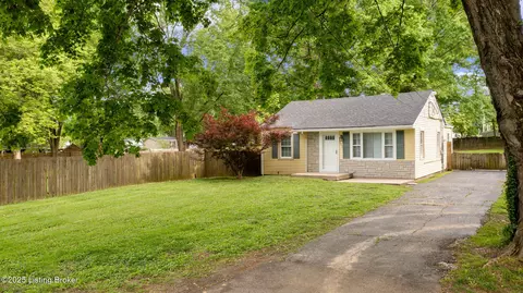 7802 Edna M Rd, Louisville, KY 40258
