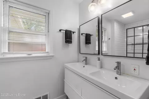 Bath - 1716 Marwood Pl, Louisville, KY 40213 photo 1 of 4
