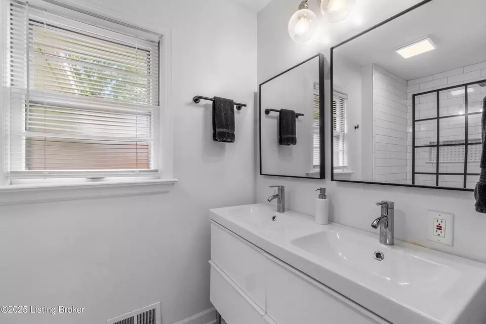 Bath - 1716 Marwood Pl, Louisville, KY 40213 photo 1 of 4
