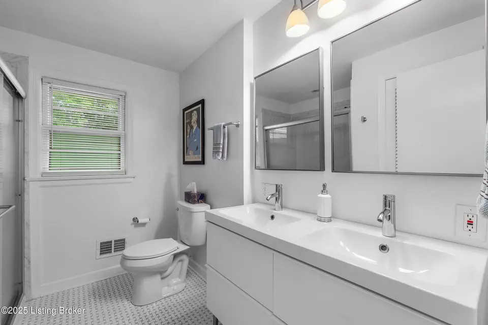 Bath - 1716 Marwood Pl, Louisville, KY 40213 photo 3 of 4