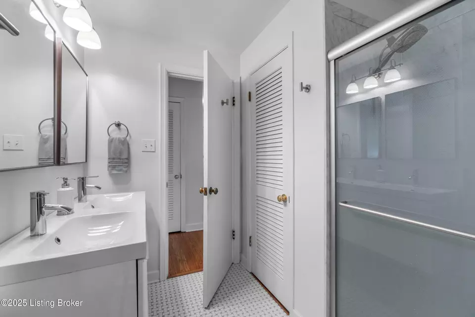 Bath - 1716 Marwood Pl, Louisville, KY 40213 photo 4 of 4